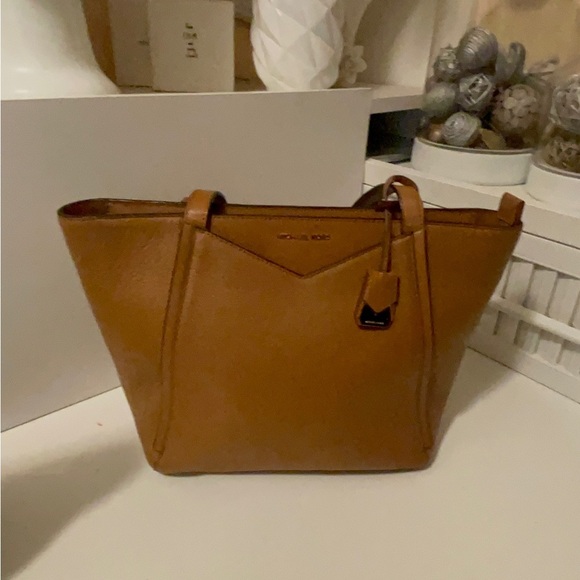 Michael Kors beautiful tan color leather bag classic  comes with their desk bag - Picture 2 of 16